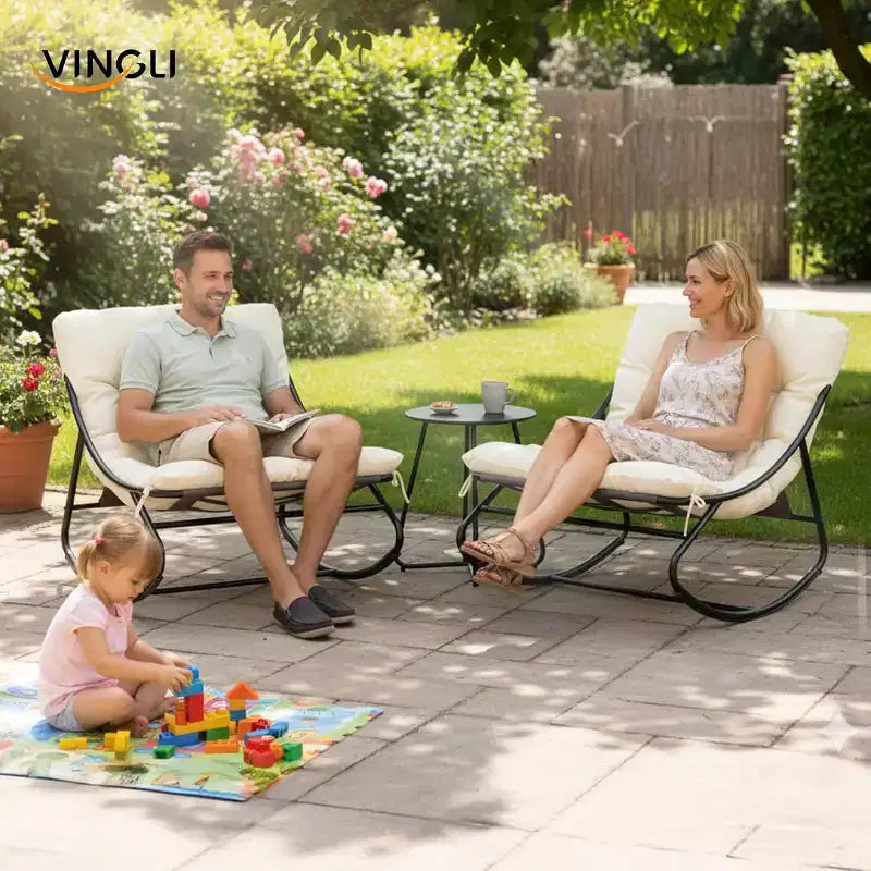 VINGLI Ensemble de 2 chaises berçantes de patio avec table d'appoint, capacité de 180 kg, chaises à bascule rembourrées pour l'extérieur et l'intérieur, blanc