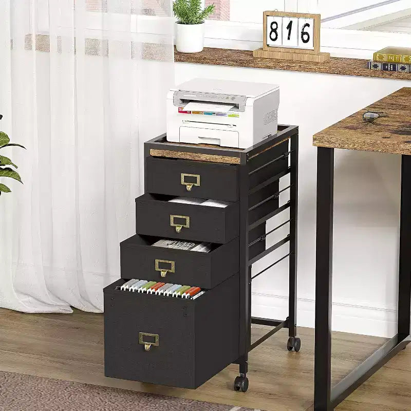 Un meuble de bureau mobile avec 4 tiroirs, un organiseur de dossiers roulant sous le bureau, des poignées en métal et 4 roulettes, mesurant 66,5 x 30 x 37,5 cm, noir