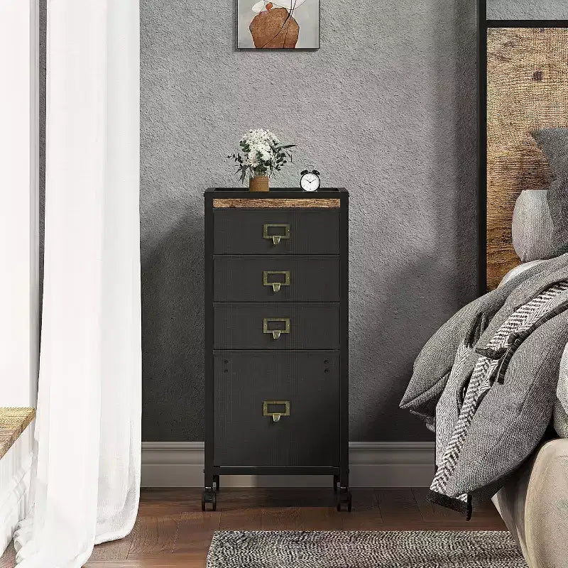 Un meuble de bureau mobile avec 4 tiroirs, un organiseur de dossiers roulant sous le bureau, des poignées en métal et 4 roulettes, mesurant 66,5 x 30 x 37,5 cm, noir
