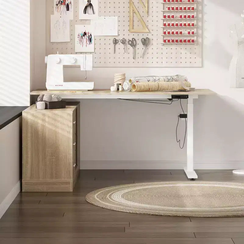 Bureau d'angle réglable en hauteur à effet chêne avec 3 tiroirs et rangement ouvert
