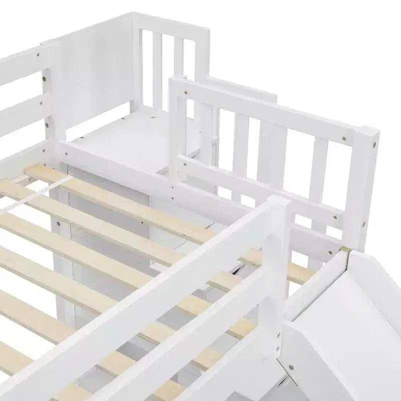 Lit superposé double sur grand format avec toboggan, barrières de sécurité et escalier de rangement
