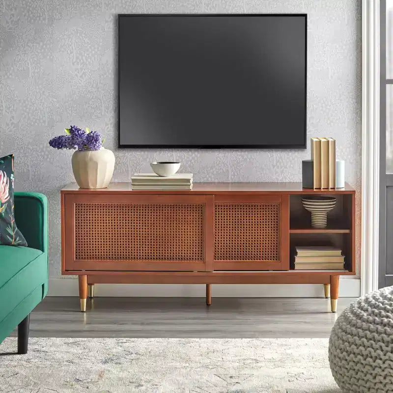 Meuble TV Allen pour téléviseurs jusqu'à 60" avec portes coulissantes en similicuir et rotin Noyer
