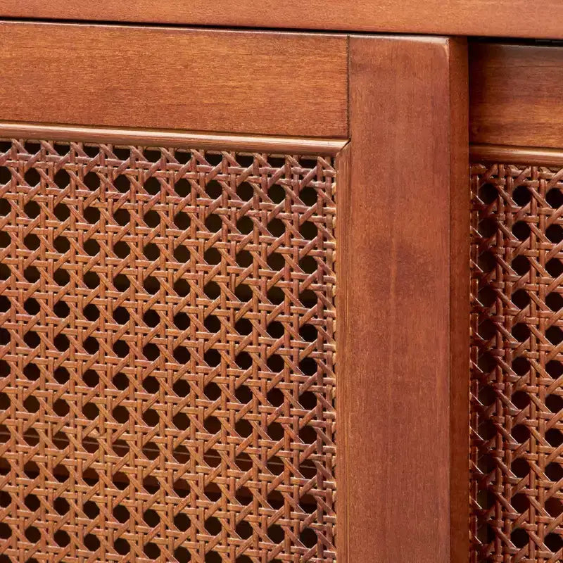 Meuble TV Allen pour téléviseurs jusqu'à 60" avec portes coulissantes en similicuir et rotin Noyer